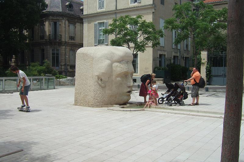 2012-06-10-11-12 - (157).JPG - Moderne Plastiken findet man auf vielen Plätzen in der Stadt